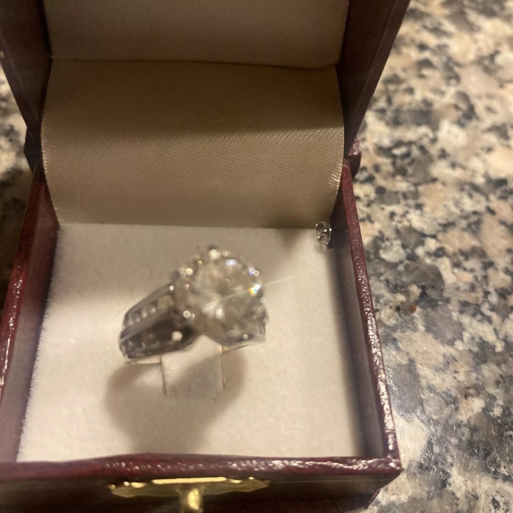 Beautiful Diamond ring - Picture 5 of 8